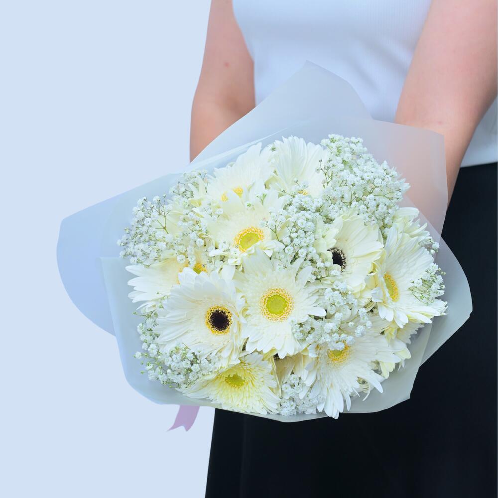 Bouquet "Scarlet" with baby breaths and white gerberas