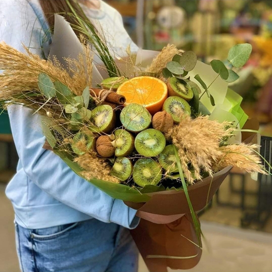 "Domingo" bouquet with kiwis and fruits