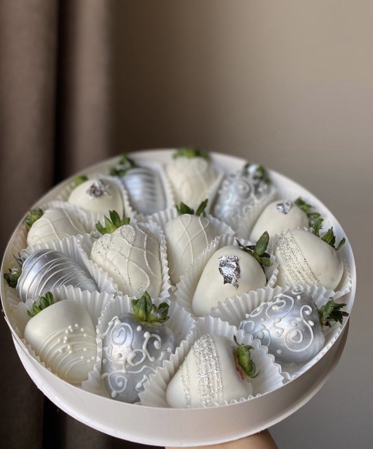 Round box with strawberries