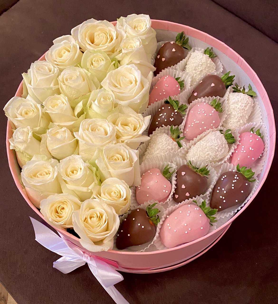Set with Roses and Strawberries