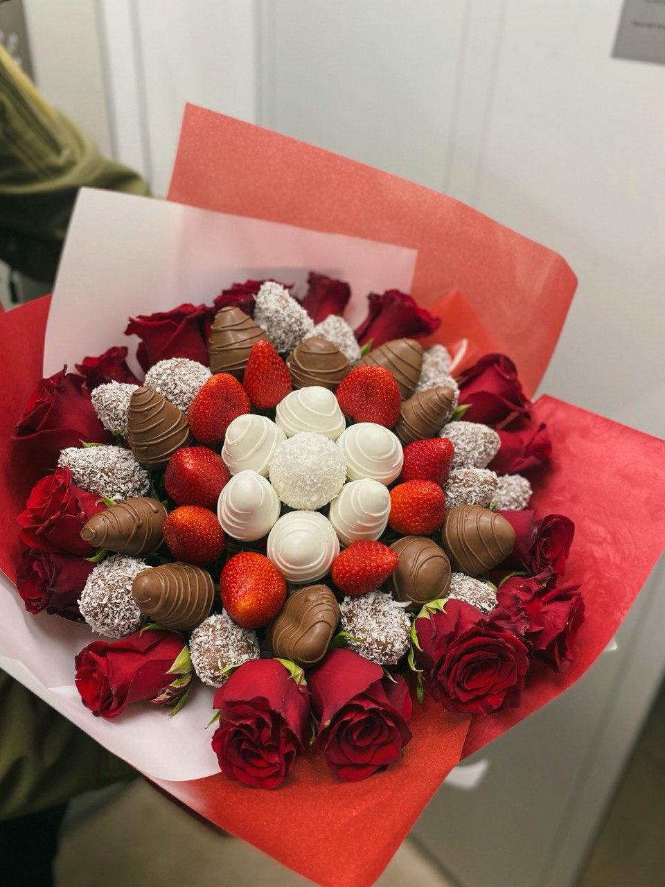 փունջ՝ ելակներով և վարդերով