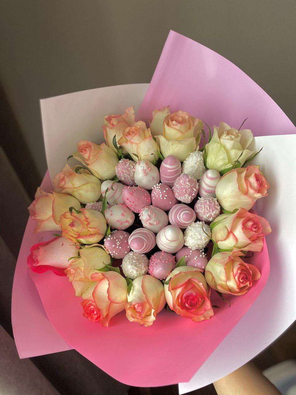 Flower bouquet with strawberries