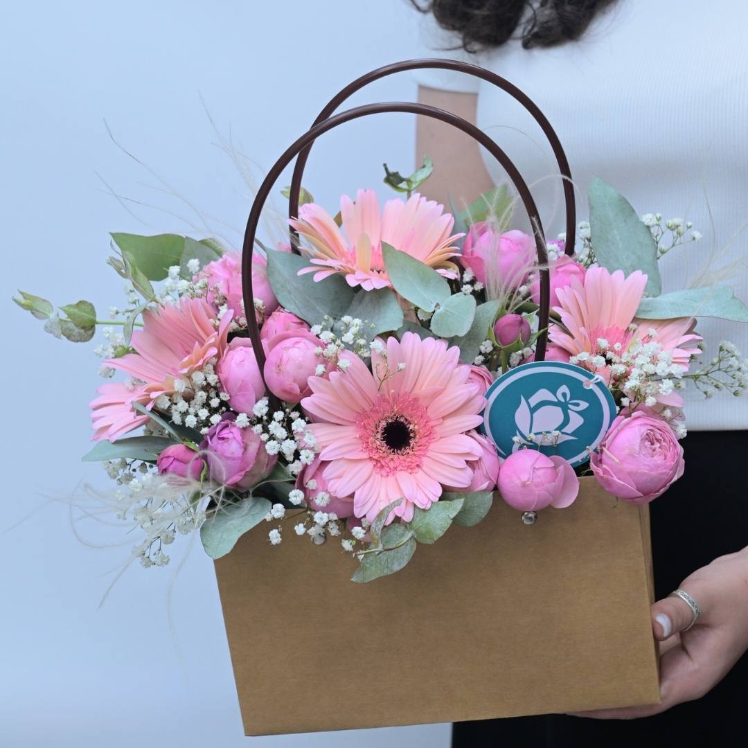 Rosy Picnic — Букет из розовых гербер и пионовидных роз в крафтовой сумочке
