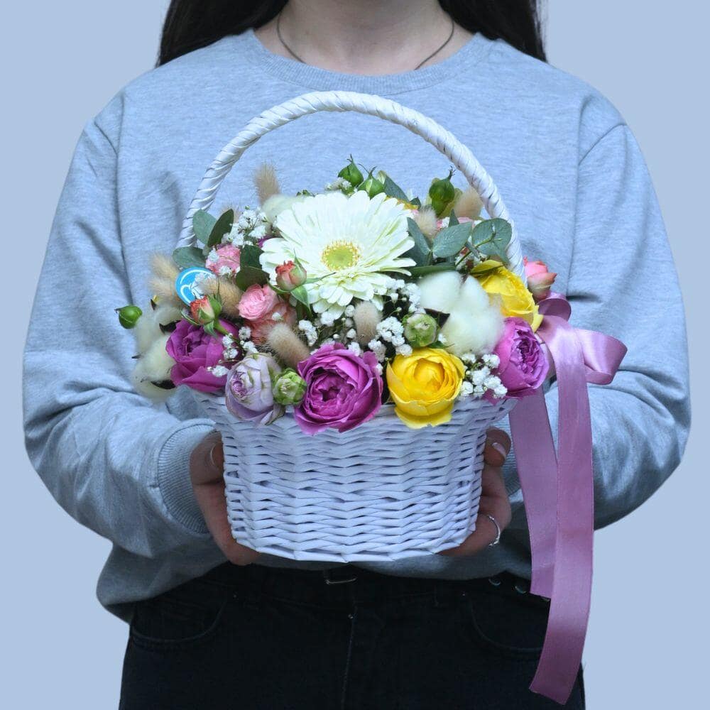 Զամբյուղ Alicia բազմագույն ծաղիկներով