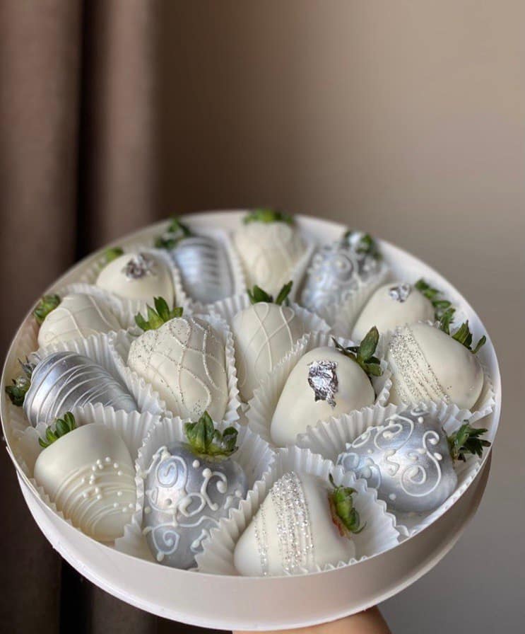Round box with strawberries