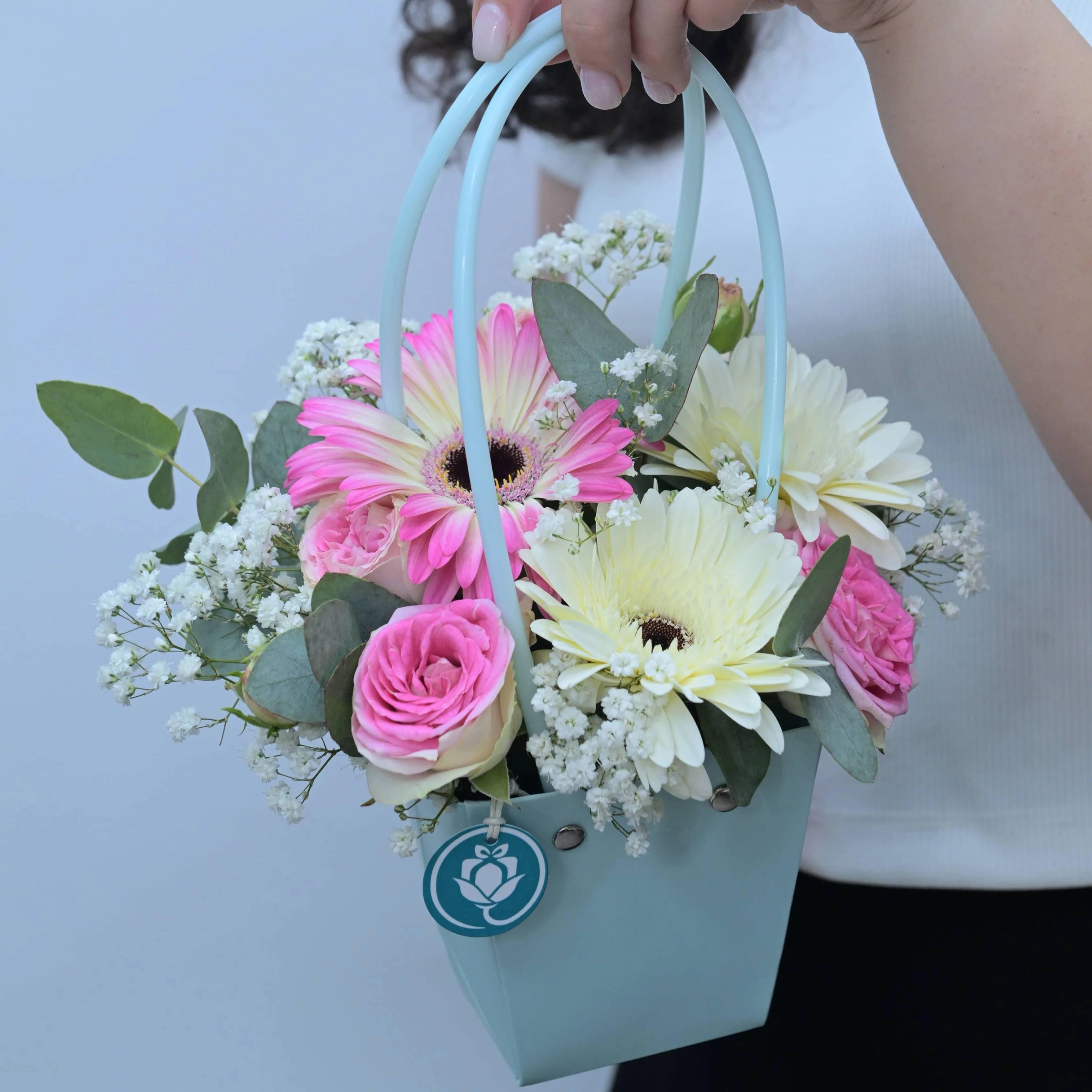 Delicate Grace — Փոքր պայուսակ սպիտակ Գերբերաներով և պիոնանման վարդերով
