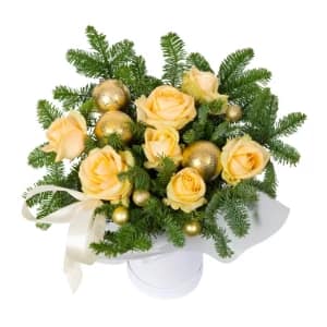 Տոնական կոմպոզիցիա դեղձի վարդերով