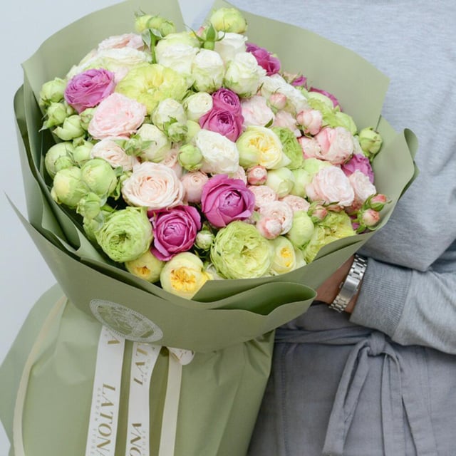 Bouquet "Daphne" with Spray Roses