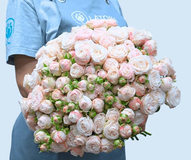 Bouquet with Bombastic Medium   Peony Spray Roses