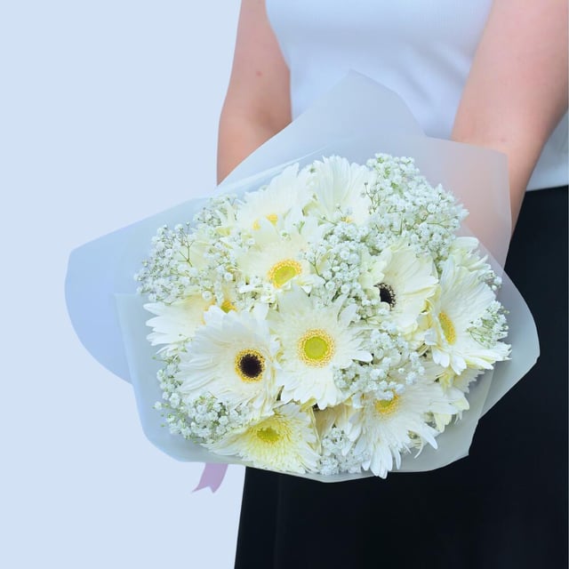 Bouquet "Scarlet" with baby breaths and white gerberas