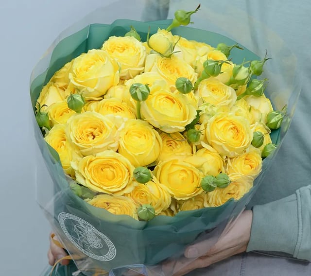 Bouquet "Stella" with yellow spray roses