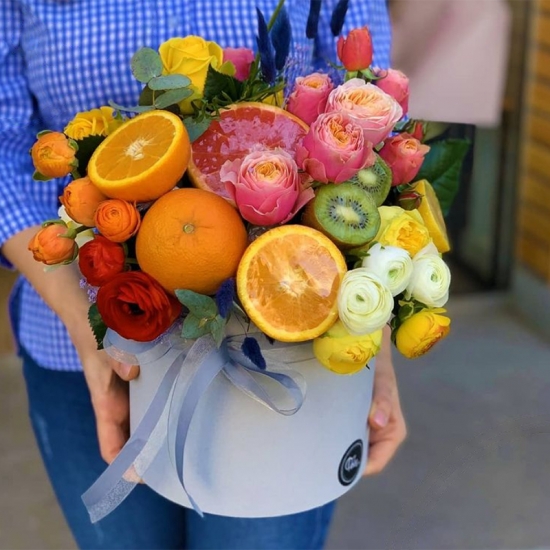 Sonnam box with fruits and roses