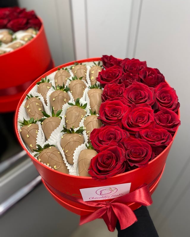 Festive set with roses and strawberries