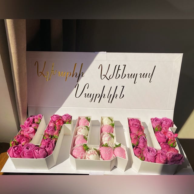 MAM box with strawberries