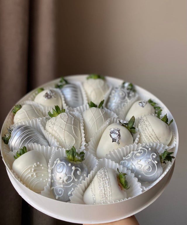 Round box with strawberries