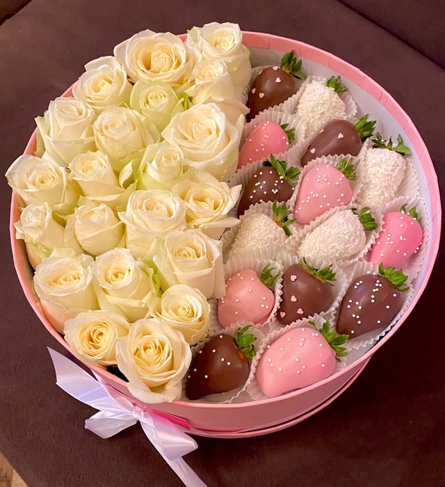 Set with Roses and Strawberries